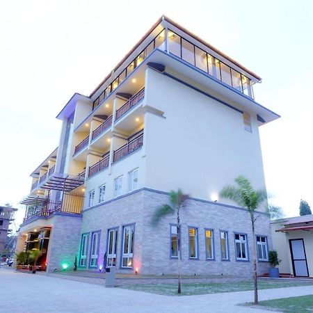 Om Gaura Hotel Похара Екстериор снимка