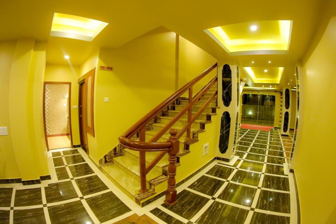 Om Gaura Hotel Похара Екстериор снимка