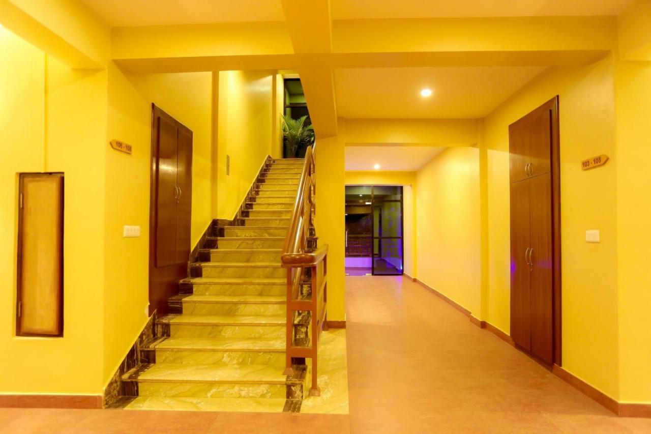 Om Gaura Hotel Похара Екстериор снимка