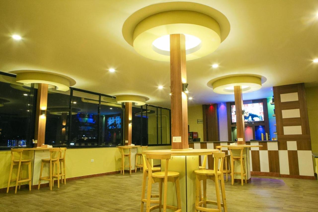 Om Gaura Hotel Похара Екстериор снимка