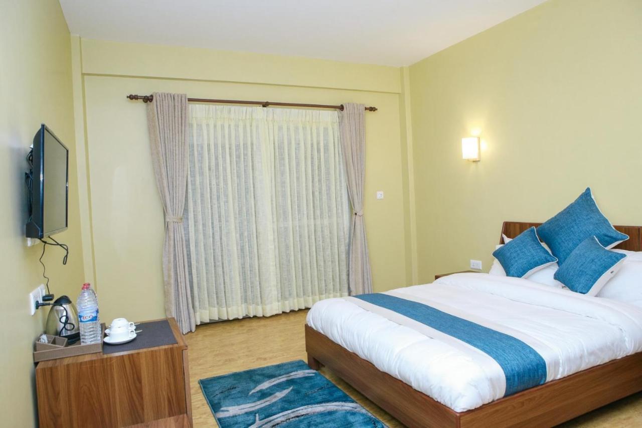 Om Gaura Hotel Похара Екстериор снимка