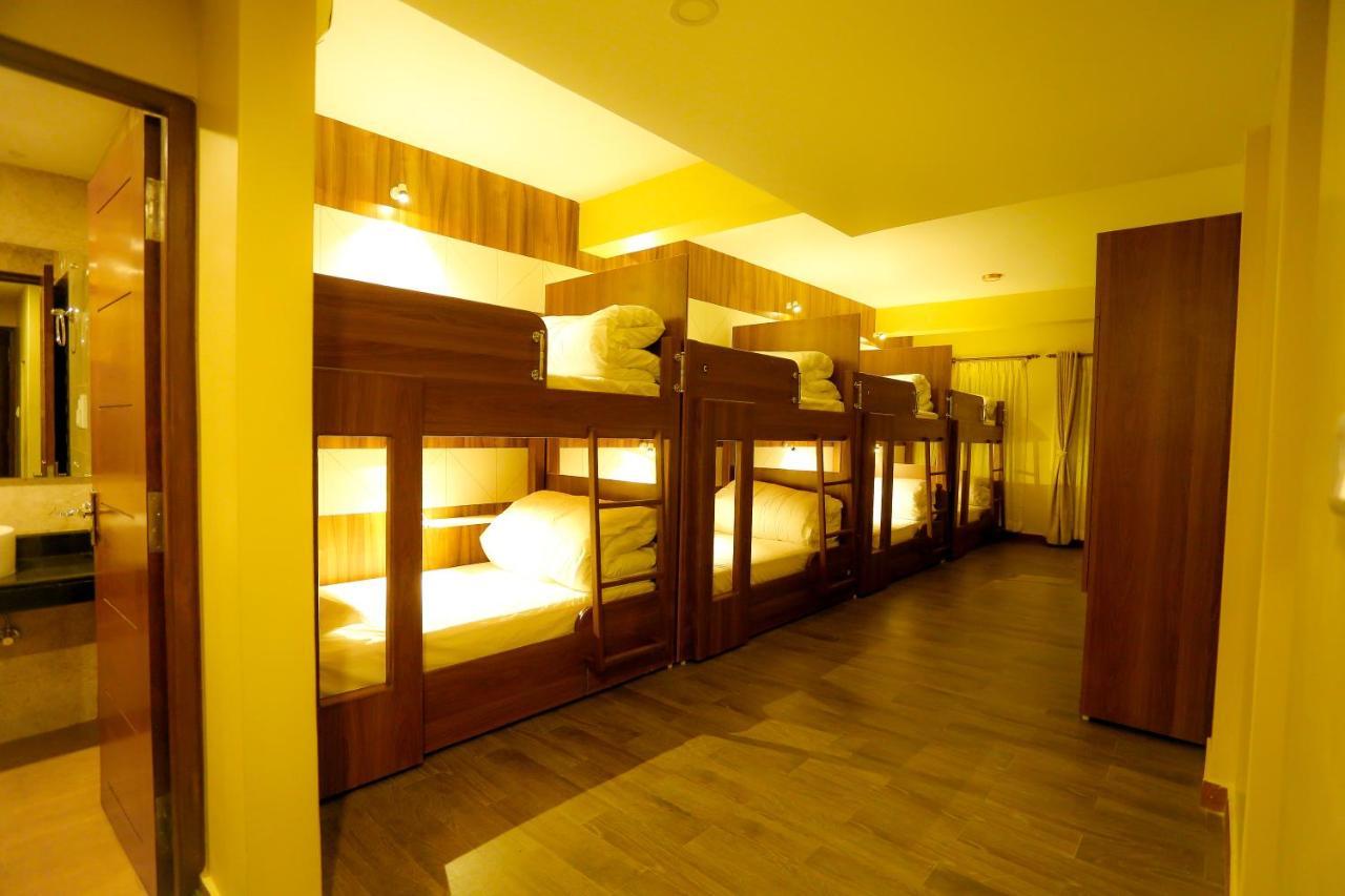 Om Gaura Hotel Похара Екстериор снимка