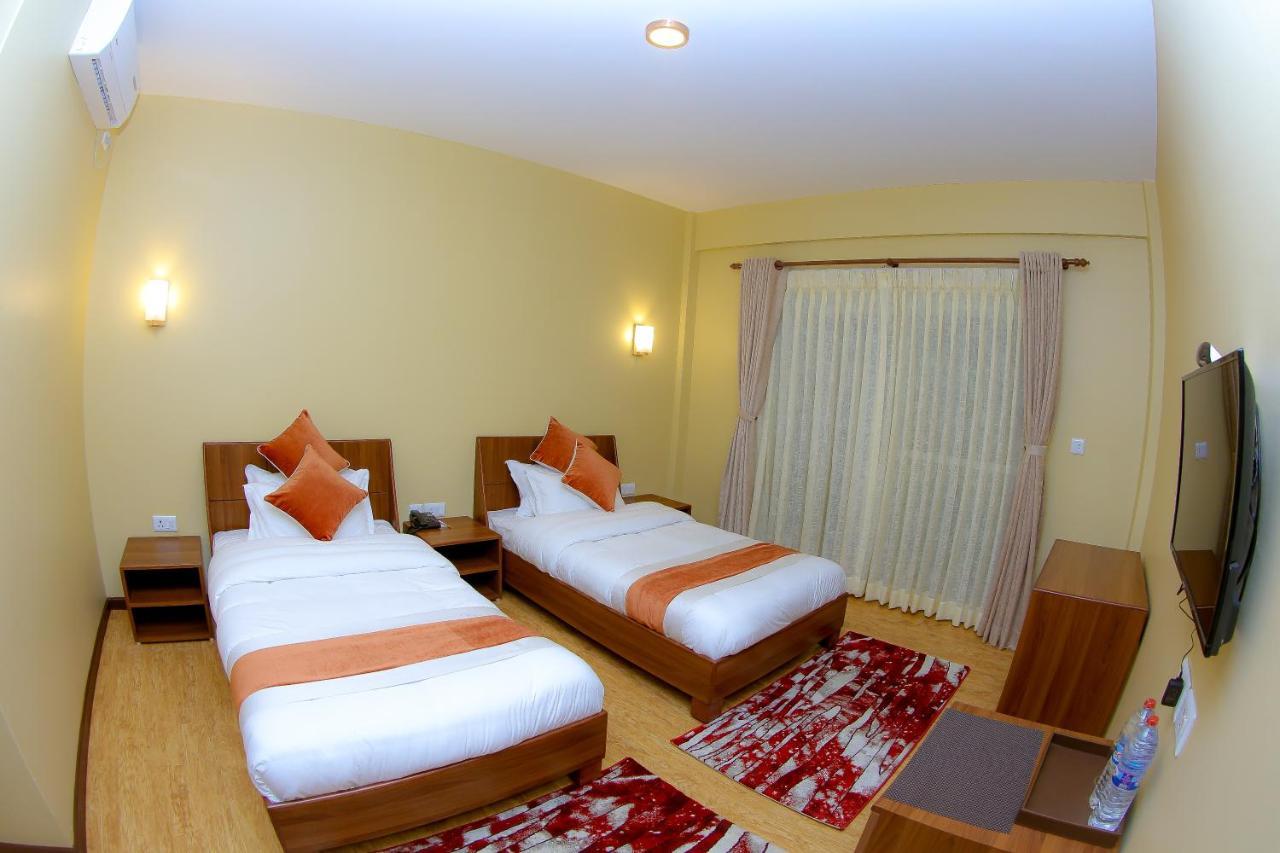 Om Gaura Hotel Похара Екстериор снимка