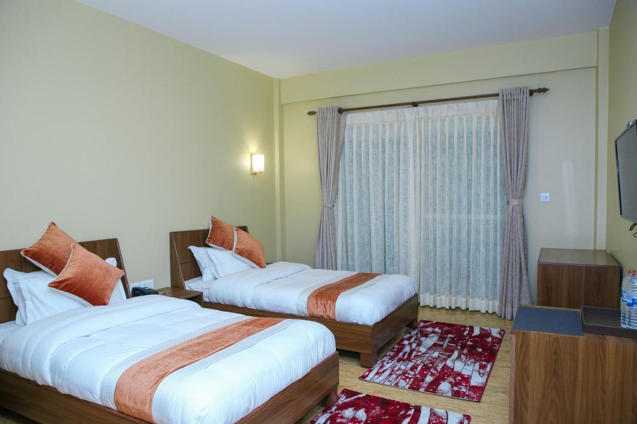 Om Gaura Hotel Похара Екстериор снимка