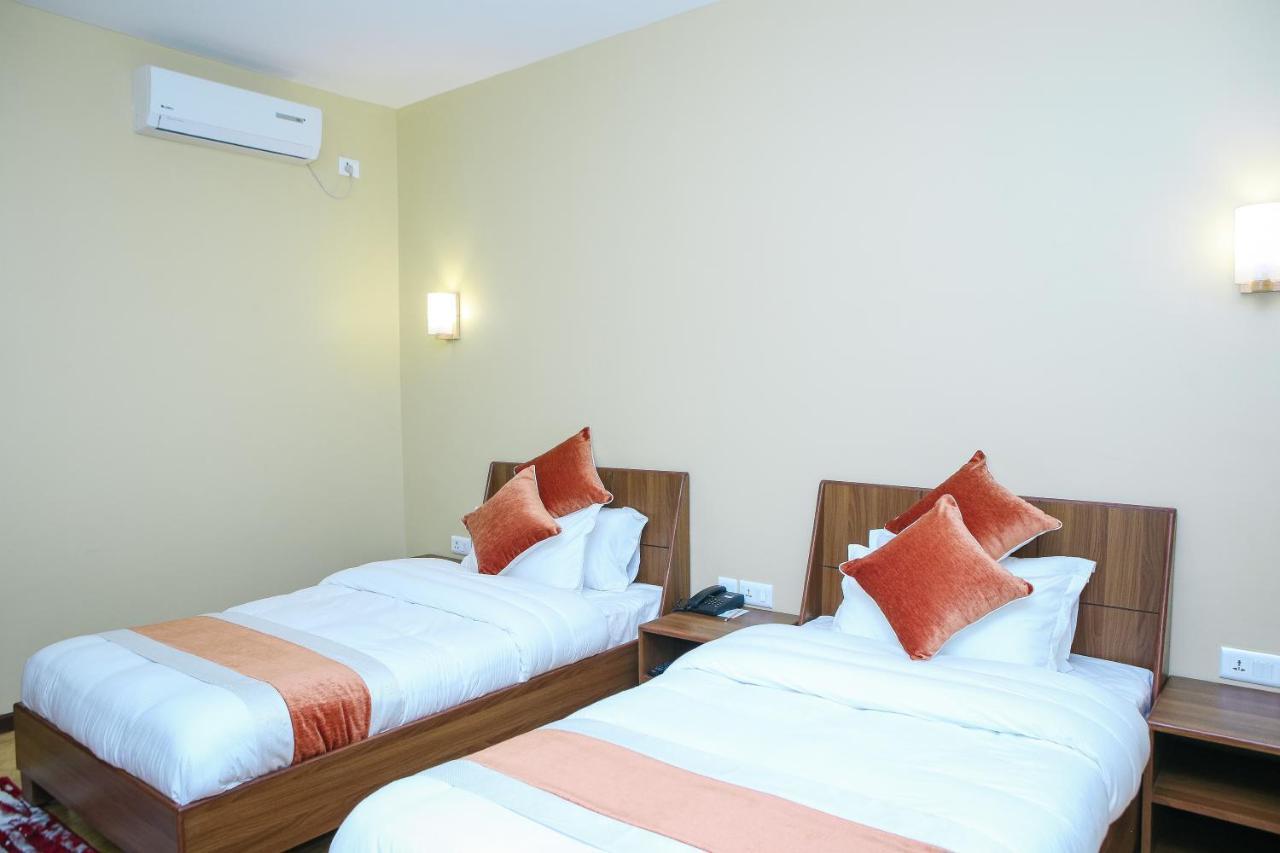 Om Gaura Hotel Похара Екстериор снимка