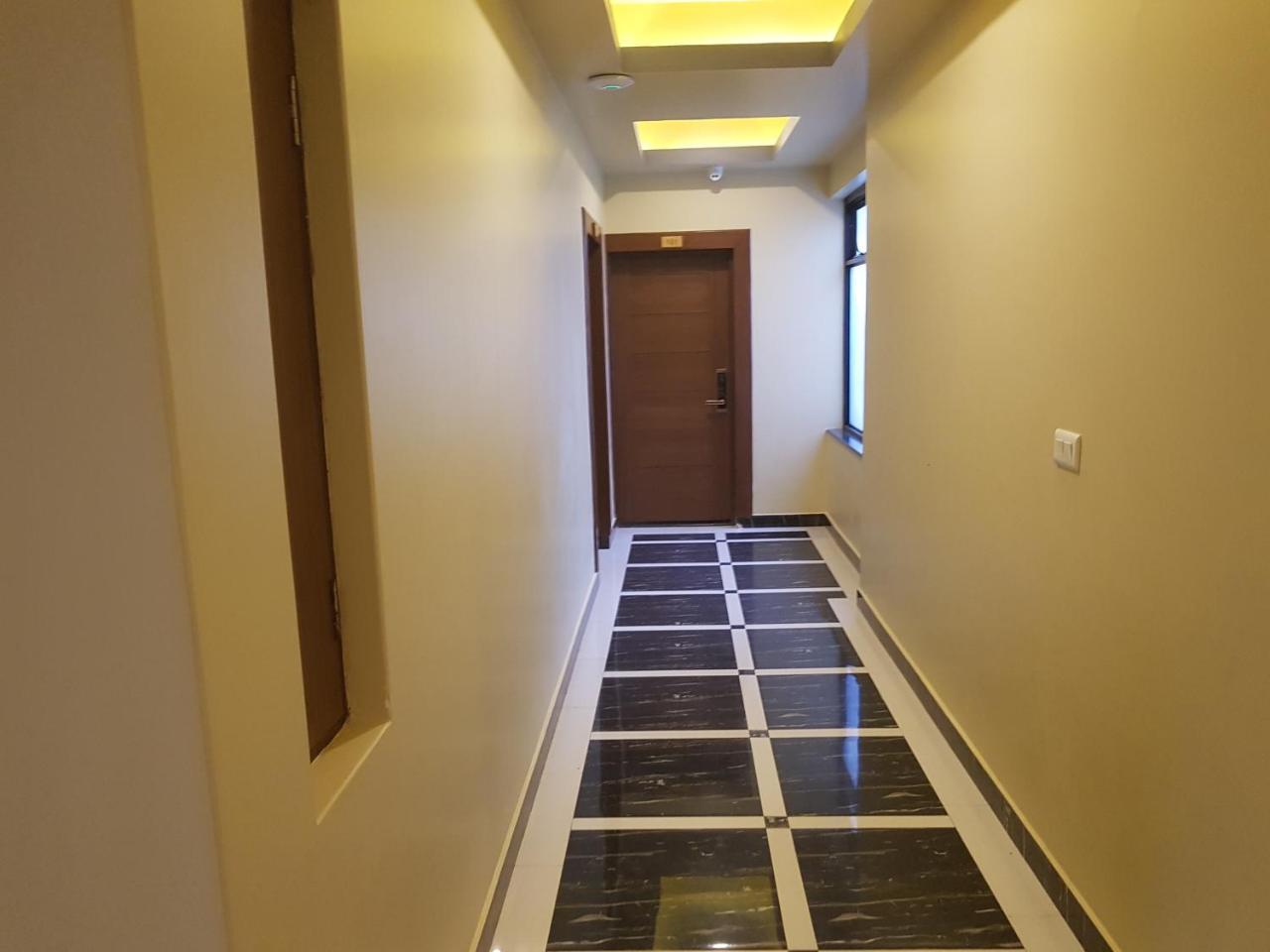Om Gaura Hotel Похара Екстериор снимка