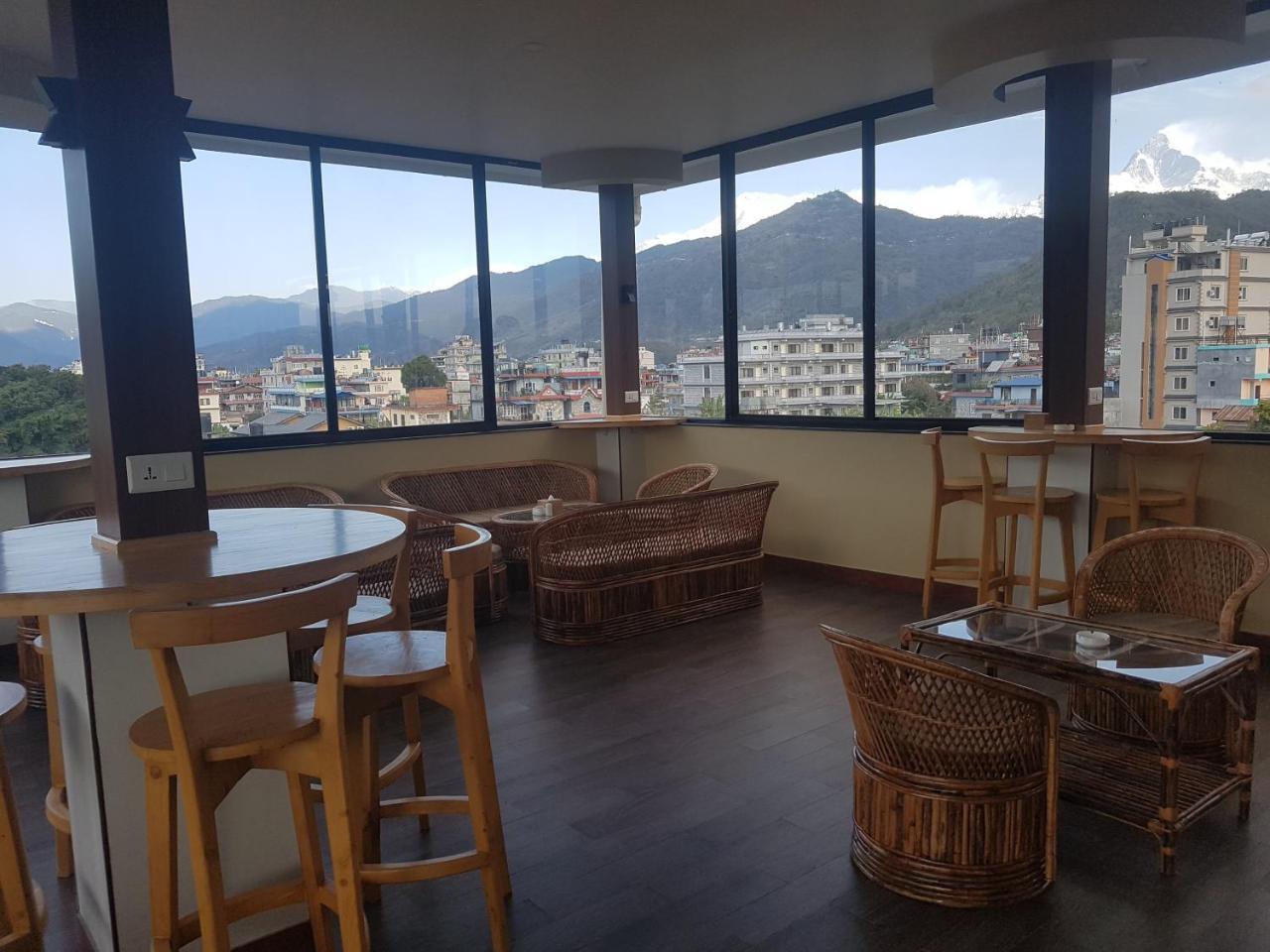 Om Gaura Hotel Похара Екстериор снимка