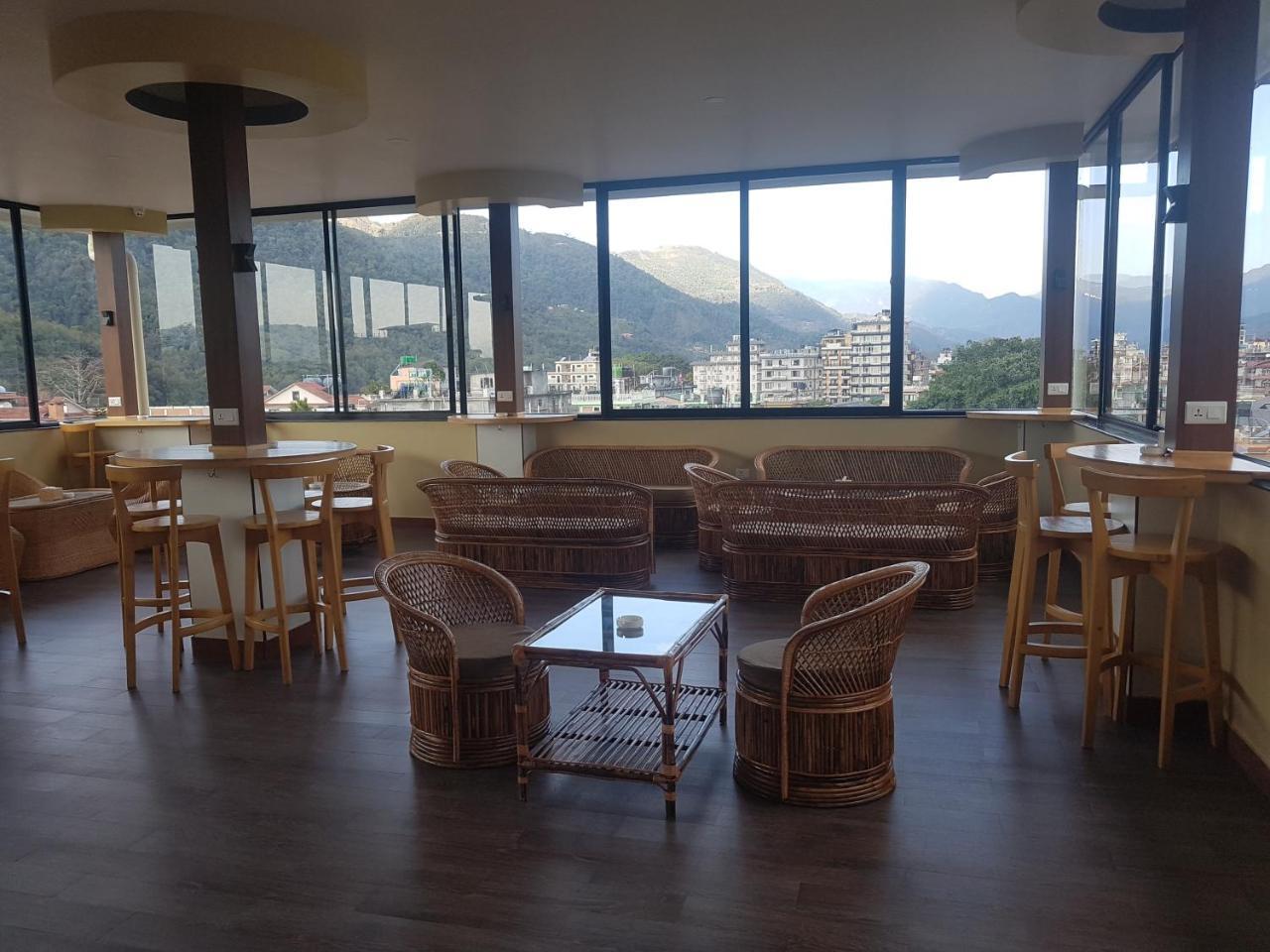 Om Gaura Hotel Похара Екстериор снимка