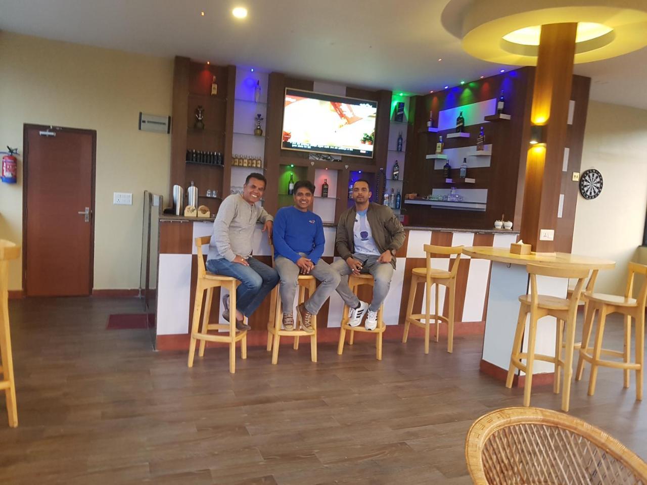 Om Gaura Hotel Похара Екстериор снимка