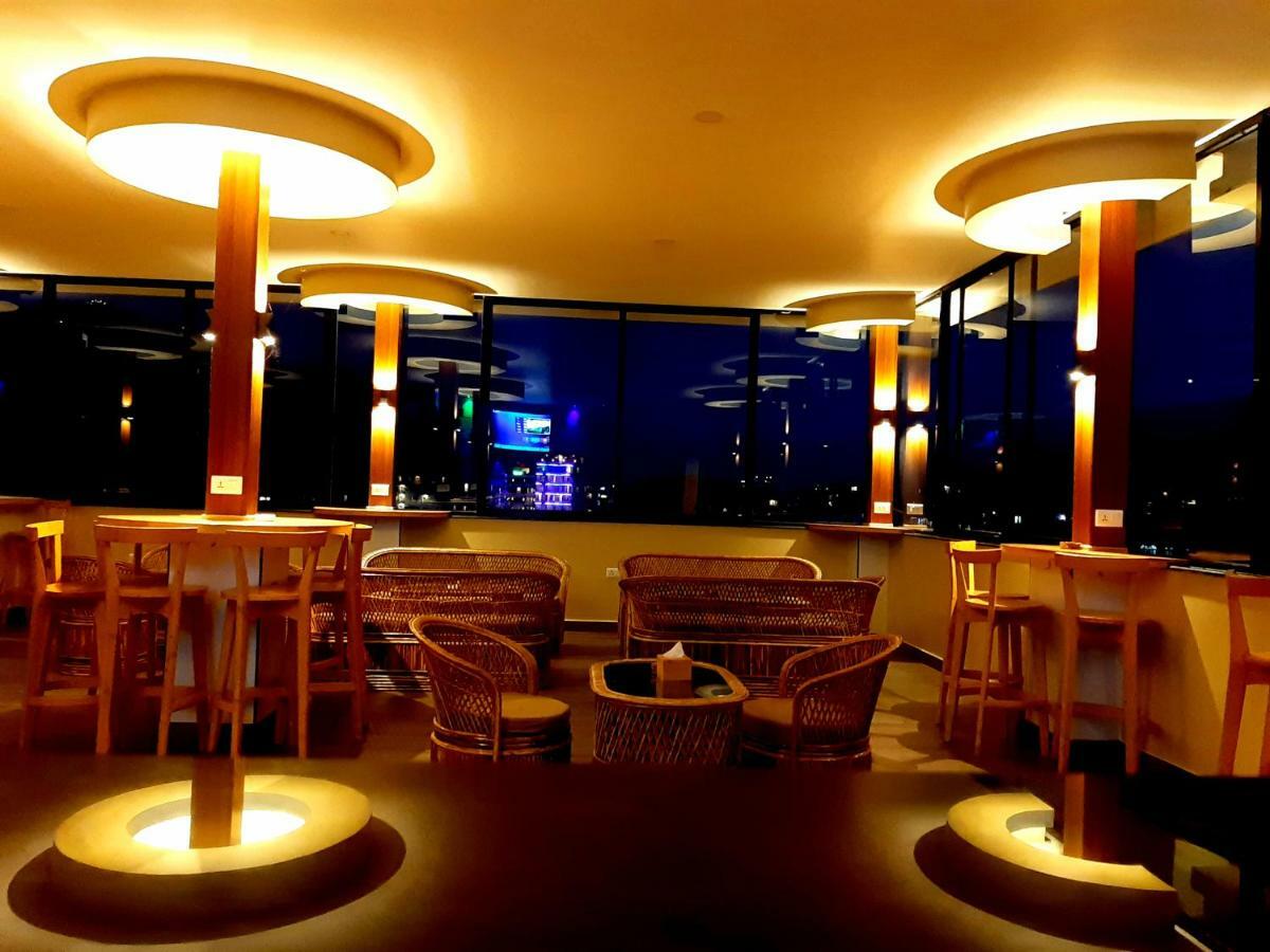 Om Gaura Hotel Похара Екстериор снимка